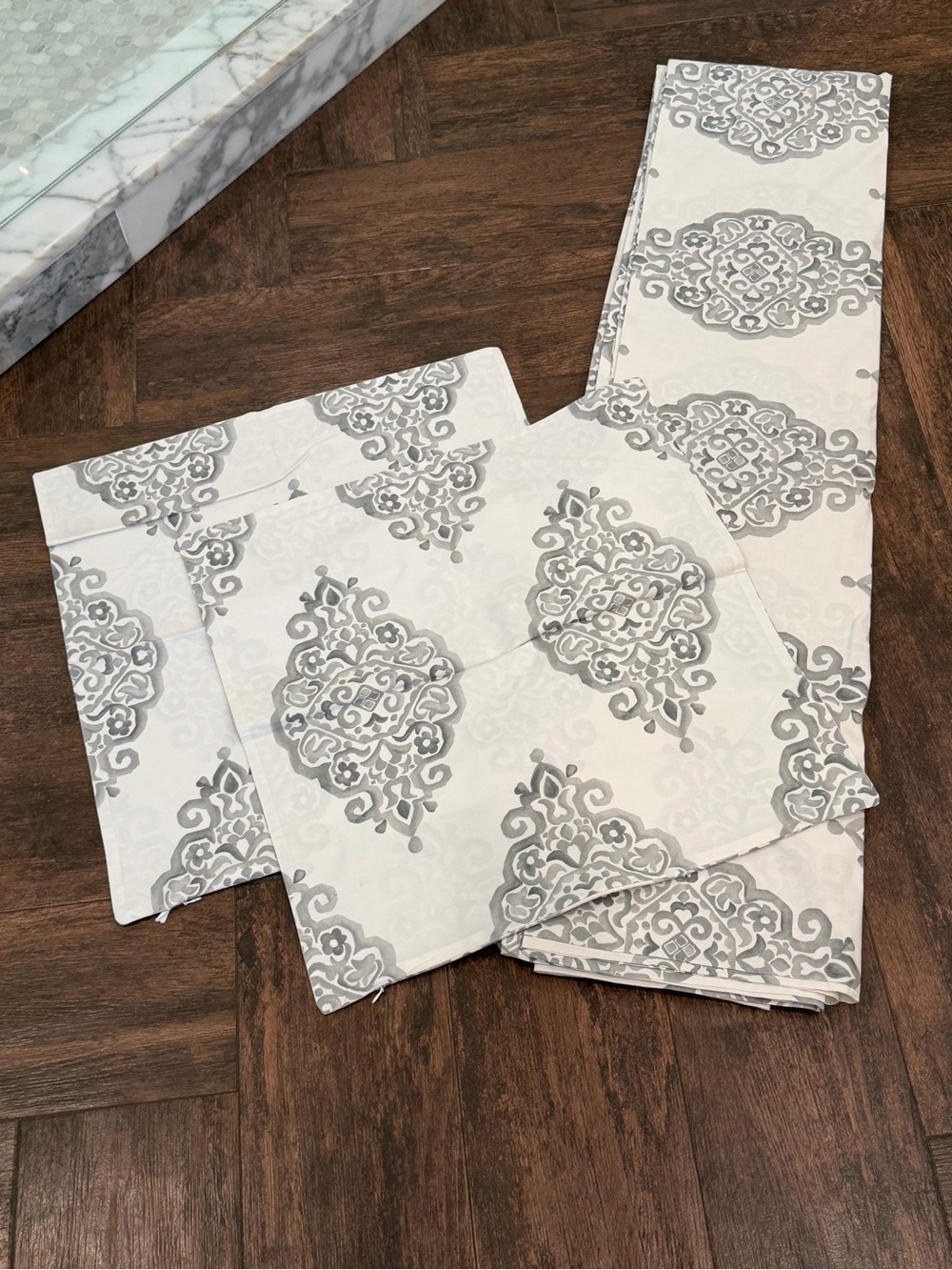 POTTERY BARN ASHER MEDALLION KING DUVET + 2 matching 24” pillow covers